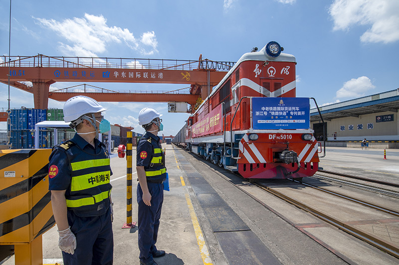 2022年6月29日，浙江金華，中老鐵路國際貨運列車浙江號“鐵路快通”首趟專列經海關監(jiān)管后，從浙江省鐵路金華南站鳴笛啟程，經磨憨口岸駛向老撾萬象。