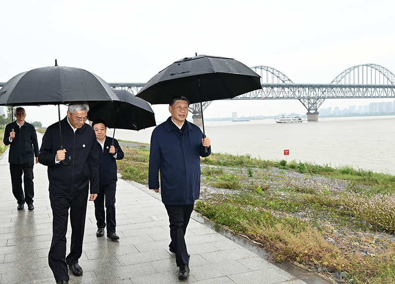 2023年10月10日，習(xí)近平總書記在江西長(zhǎng)江國(guó)家文化公園九江城區(qū)段冒雨考察。