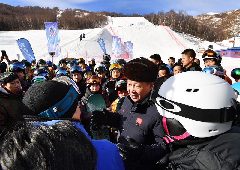 2017年1月23日，習(xí)近平總書記在云頂滑雪場同正在集訓(xùn)的國家滑雪隊運動員及滑雪愛好者親切交談。