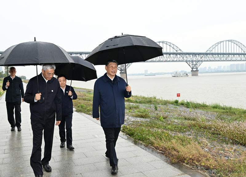 2023年10月10日，習(xí)近平在長(zhǎng)江國(guó)家文化公園九江城區(qū)段考察時(shí)，冒雨沿江堤步行察看沿岸風(fēng)貌。