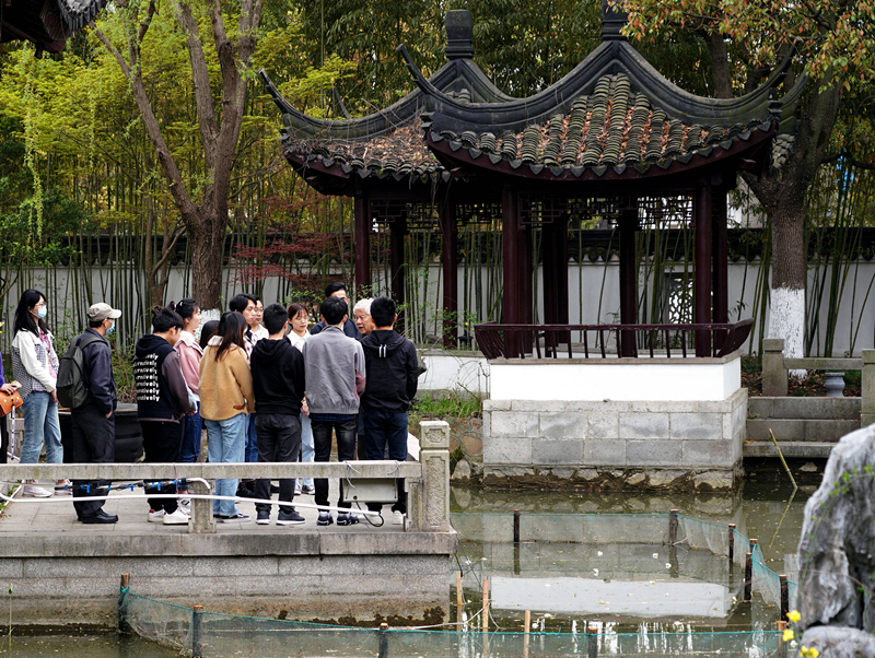 2021年3月30日，在上海交通大學(xué)南蘇園的“微型洱?！迸?，孔海南教授為學(xué)生們打造“沉浸式”思政課。