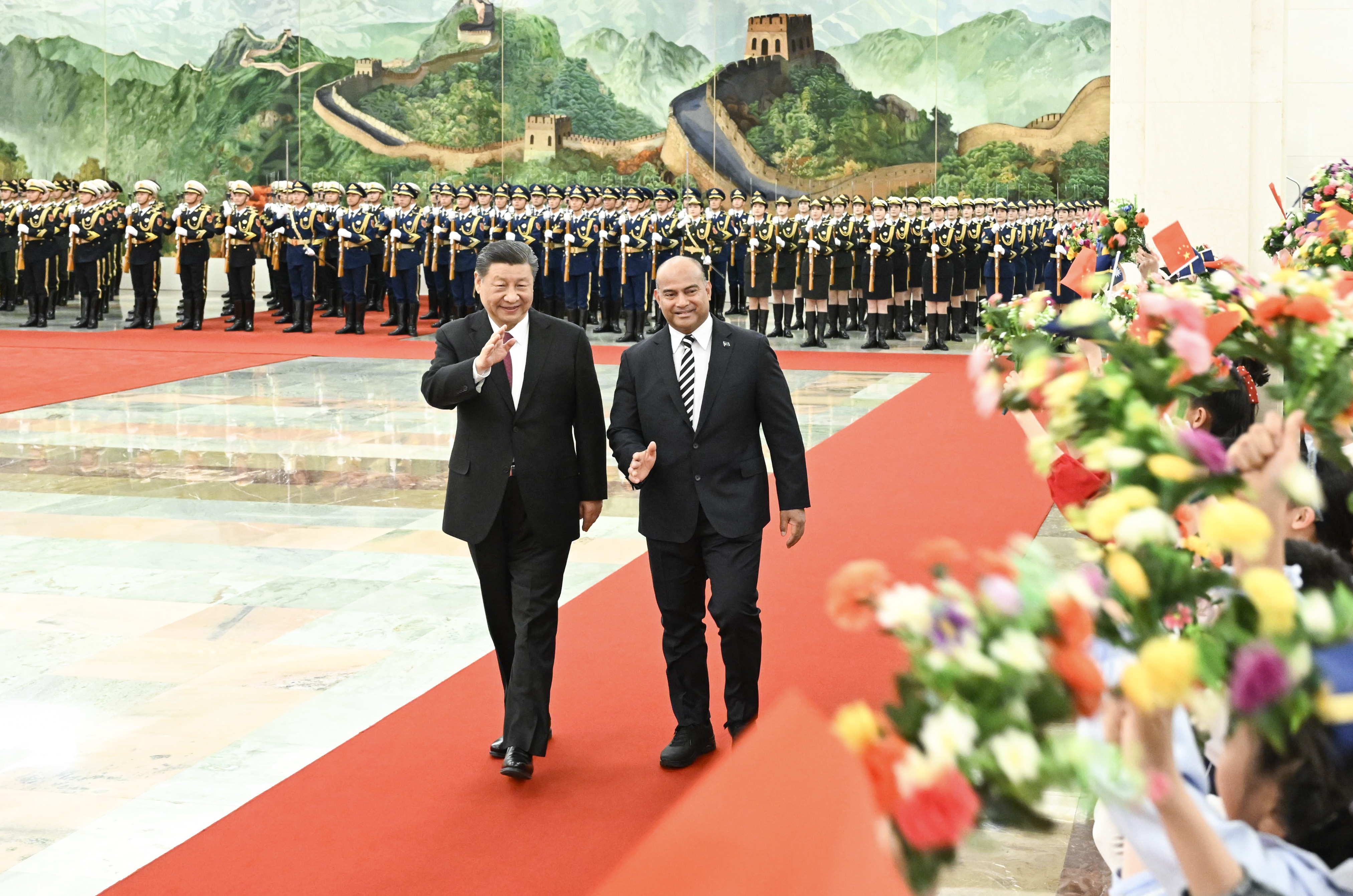 ?2024年3月25日，習(xí)近平在人民大會(huì)堂北大廳為阿迪昂舉行歡迎儀式。