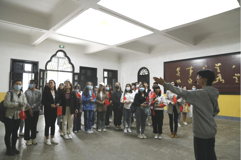 2021年5月20日，在喜迎中國共產(chǎn)黨建黨100周年之際，我校開展了少數(shù)民族學(xué)生“學(xué)黨史、感恩黨、跟黨走”紅色研學(xué)活動。