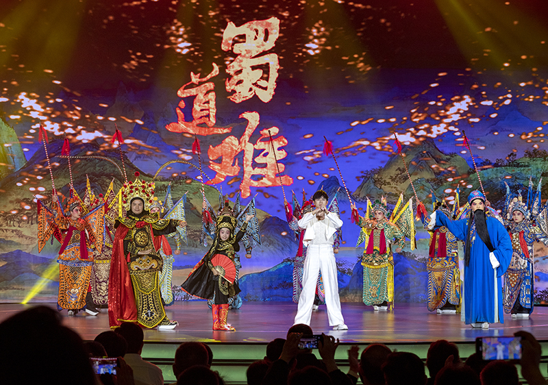 2023年10月13日，成都，“把青春華章寫在祖國(guó)大地上”大思政課網(wǎng)絡(luò)主題宣傳和互動(dòng)引導(dǎo)活動(dòng)在四川大學(xué)舉行。