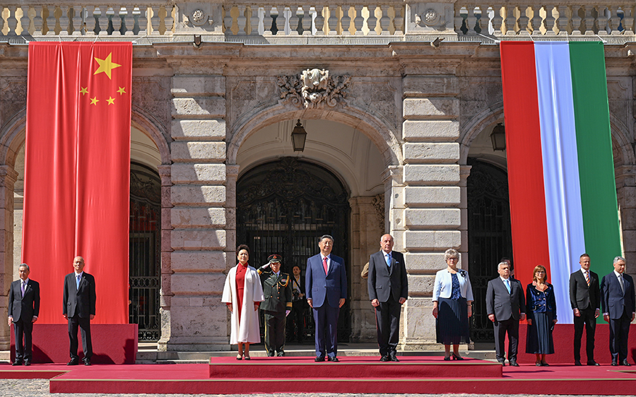 當(dāng)?shù)貢r(shí)間5月9日上午，國(guó)家主席習(xí)近平在布達(dá)佩斯出席匈牙利總統(tǒng)舒尤克和總理歐爾班共同舉行的隆重歡迎儀式。新華社記者 謝環(huán)馳 攝