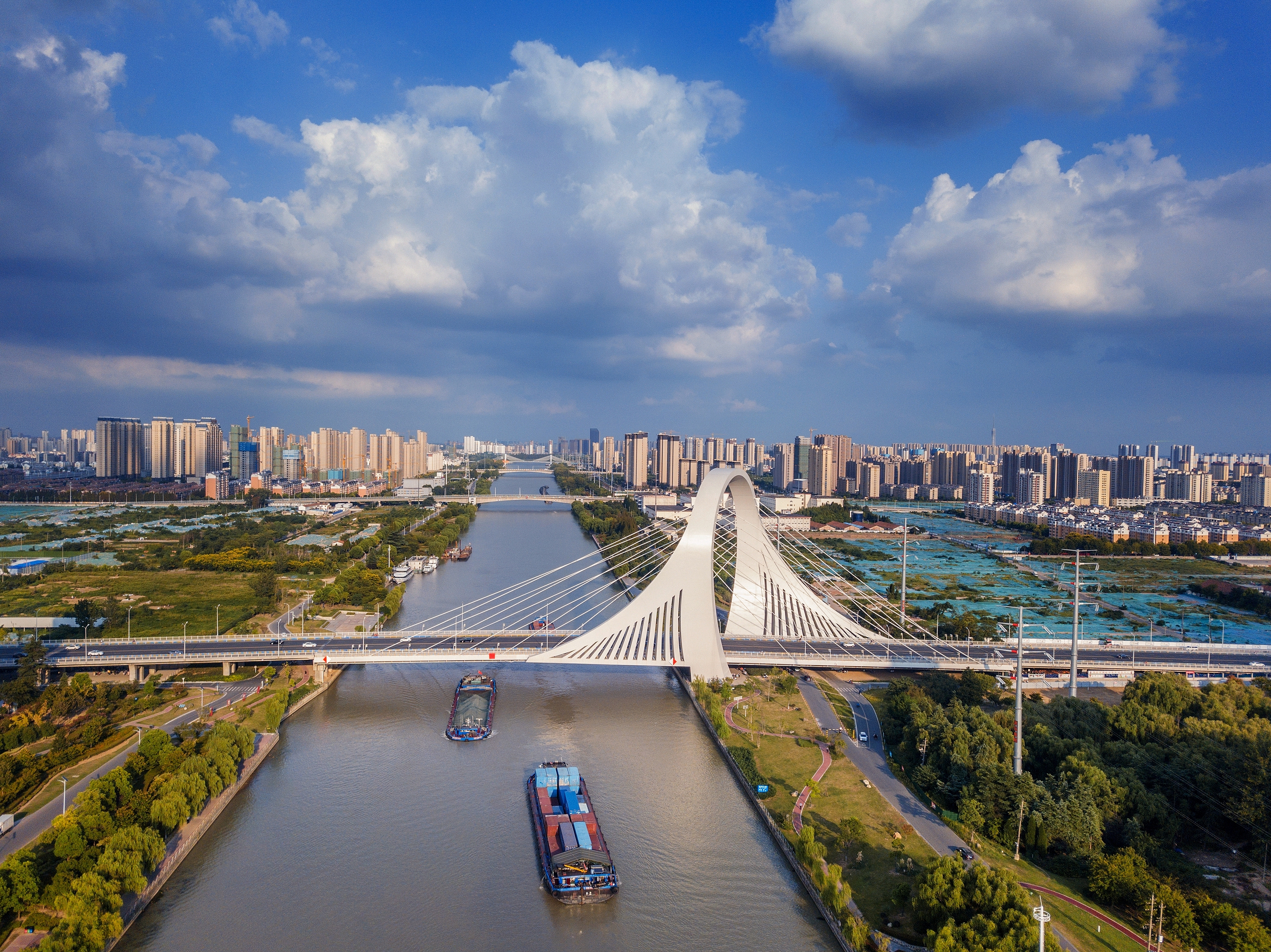 2022年9月12日，幾艘船舶行駛在江蘇淮安運河大橋附近。
