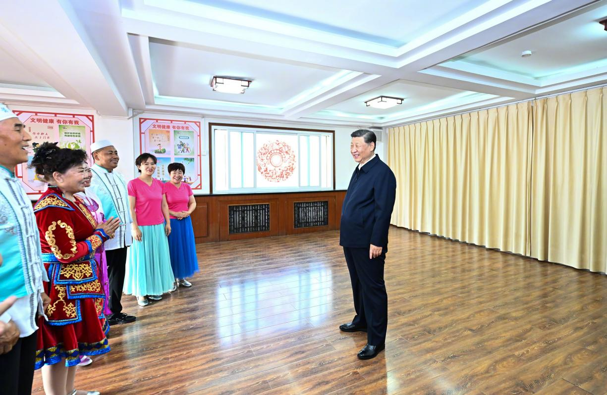 6月19日下午，習(xí)近平總書(shū)記在銀川市金鳳區(qū)長(zhǎng)城花園社區(qū)活動(dòng)室考察時(shí)，同社區(qū)居民親切交流。