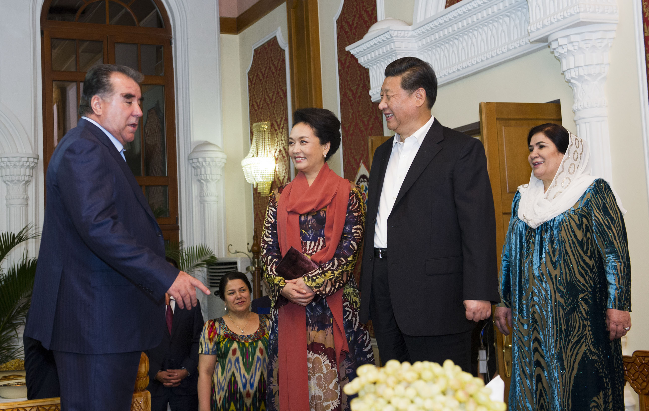 2014年9月12日，習近平主席在杜尚別出席塔吉克斯坦總統(tǒng)拉赫蒙舉行的家宴。這是習近平主席和夫人彭麗媛在拉赫蒙夫婦陪同下參觀總統(tǒng)官邸。