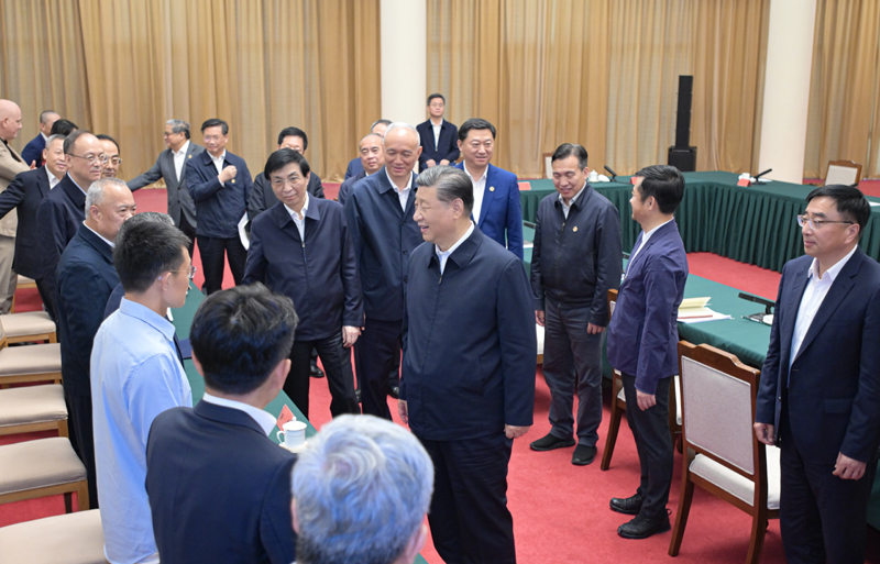 2024年5月23日，習(xí)近平總書記在山東省濟(jì)南市主持召開企業(yè)和專家座談會(huì)并發(fā)表重要講話。這是總書記同參會(huì)的企業(yè)和專家代表親切交流。