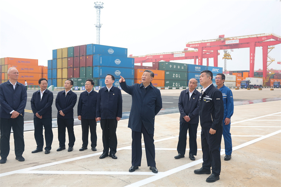 2024年5月22日至24日，中共中央總書記、國家主席、中央軍委主席習近平在山東考察。這是22日下午，習近平在日照港察看全自動化集裝箱碼頭作業(yè)場景。新華社記者 鞠鵬 攝